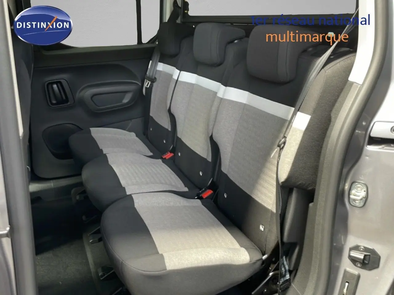 Vue intérieure côté droit sur la banquette arrière en tissu bicolore gris et noir du Citroën Berlingo gris Artense 2026.
