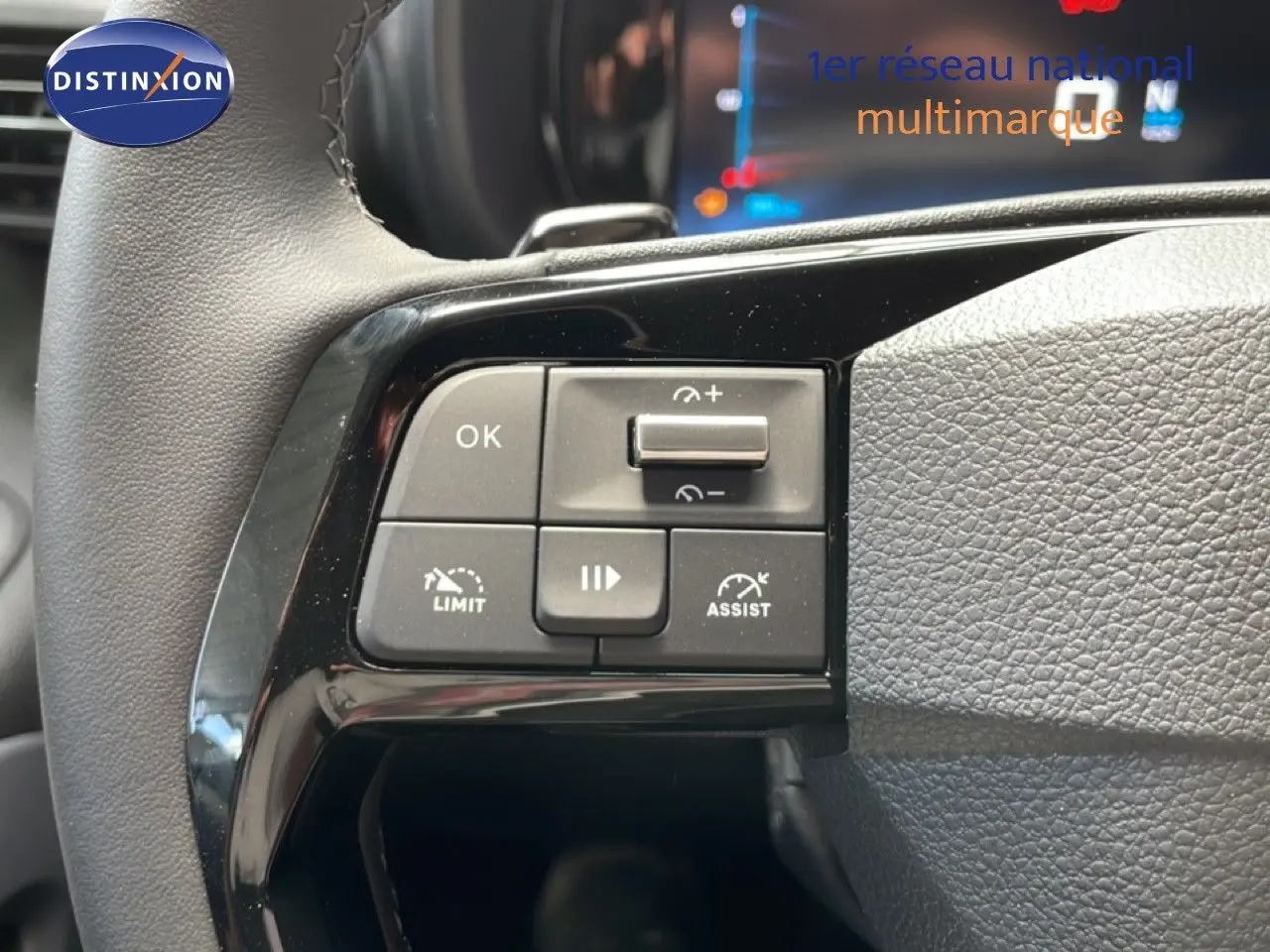 Gros plan sur les commandes de régulateur de vitesse au volant du Citroën Berlingo gris Artense 2026.
