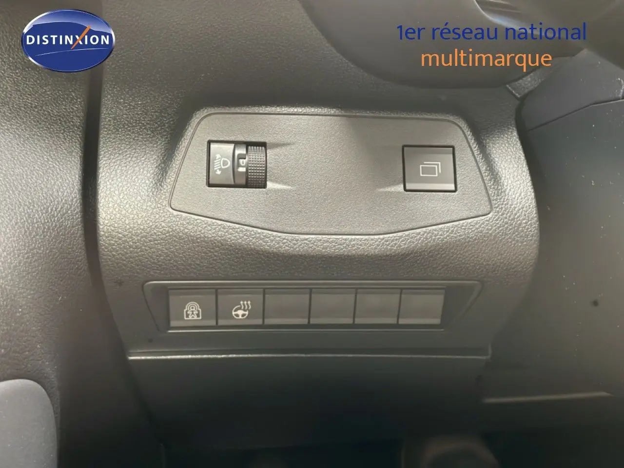 Détail du tableau de bord côté gauche du Citroën Berlingo gris Artense, avec commandes d’éclairage et de chauffage du volant.