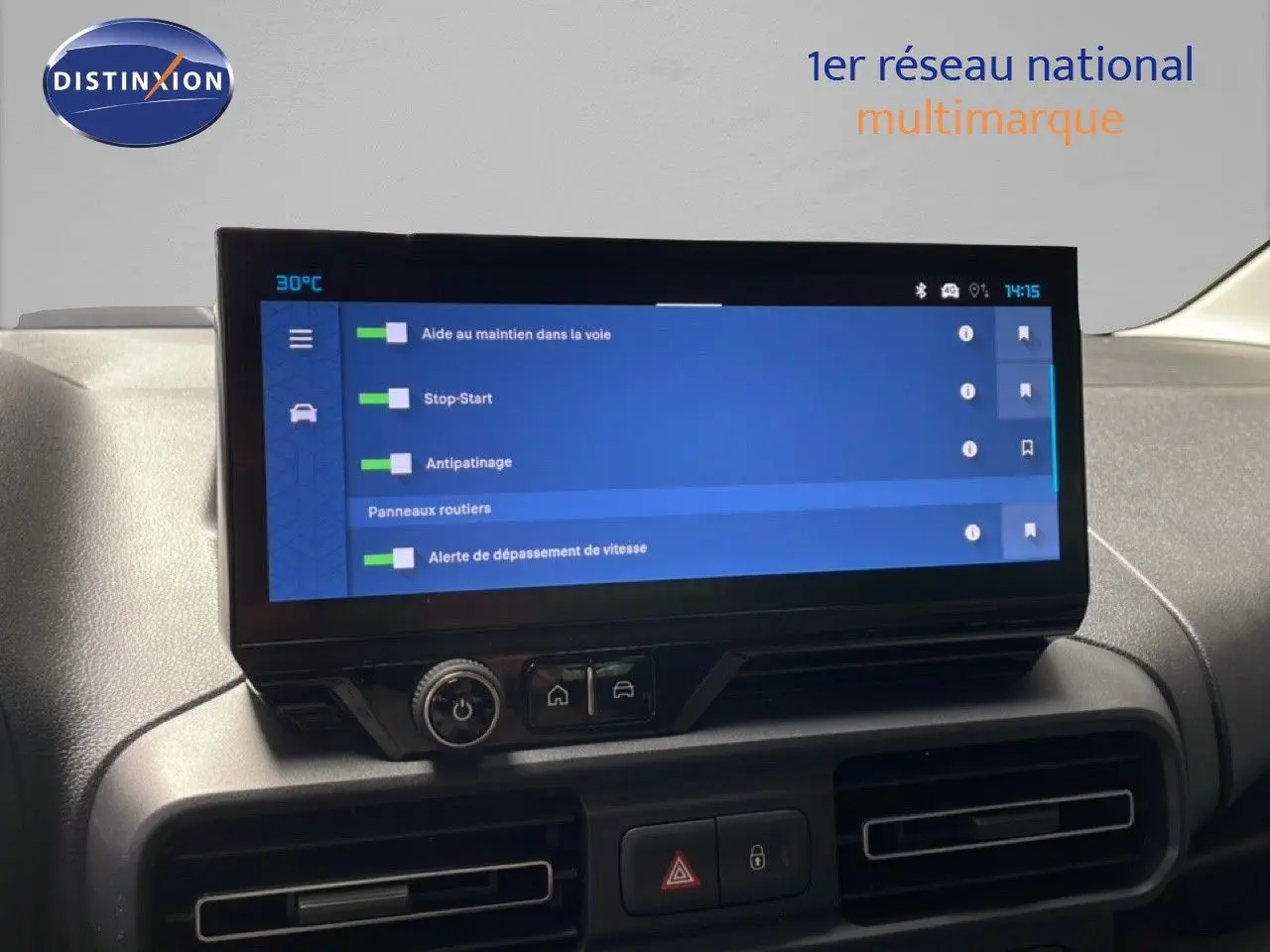 Écran tactile central affichant les aides à la conduite dans l’habitacle du Citroën Berlingo gris, vue de face.