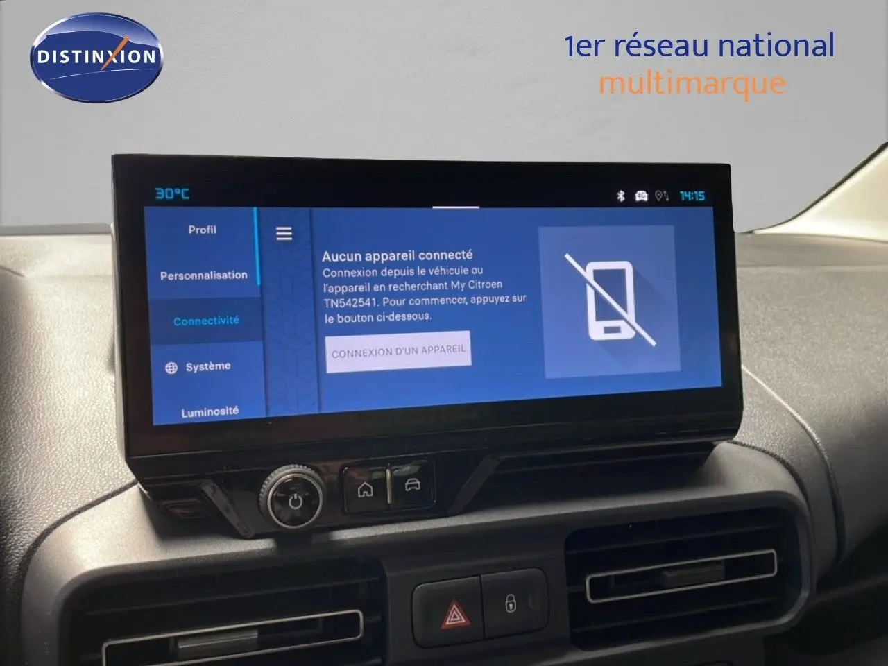 Écran tactile central du tableau de bord du Citroën Berlingo 2026 gris Artense, affichant le menu connectivité.