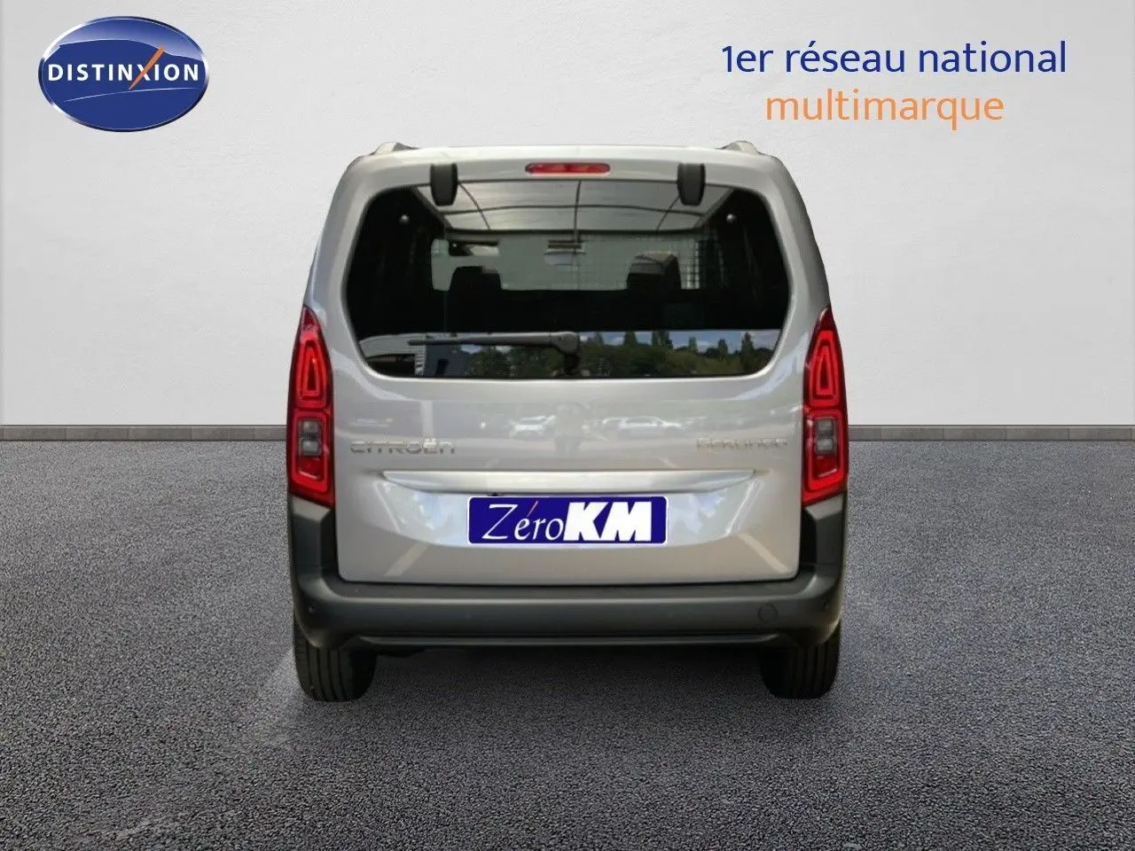 Vue arrière d'un Citroën Berlingo gris Artense Métal avec feux arrière LED et vitre arrière teintée.