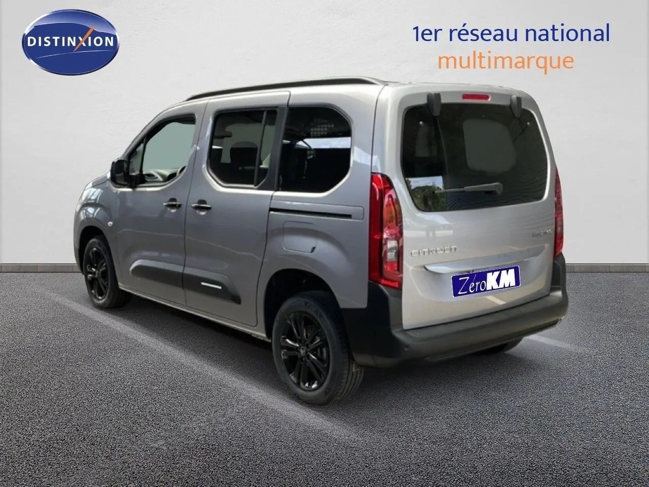 Vue 3/4 arrière droite du Citroën Berlingo gris Artense Métal avec jantes noires et vitres teintées.