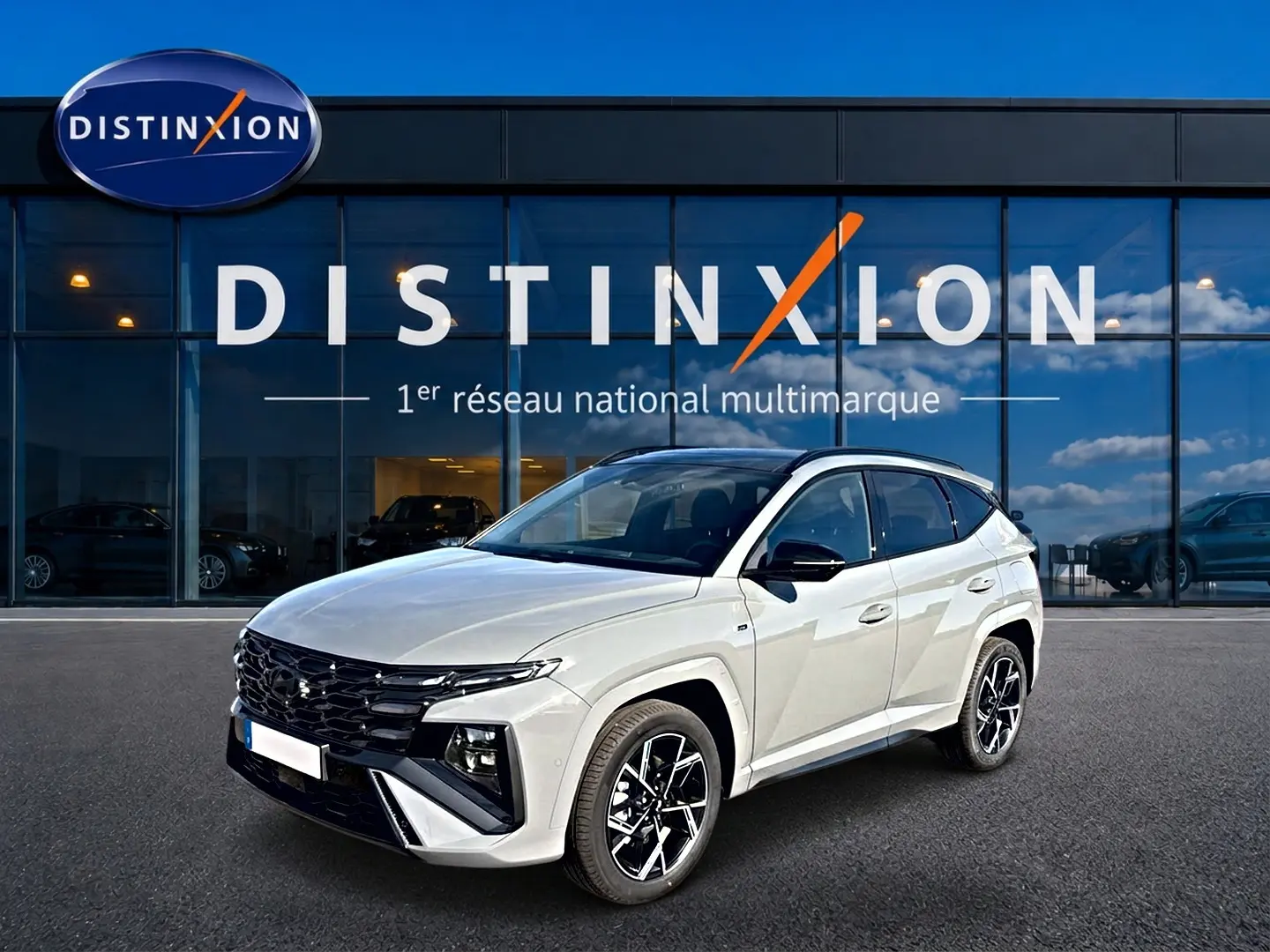 Hyundai Tucson gris shadow en 3/4 avant droit, avec calandre noire et jantes alliage distinctives.