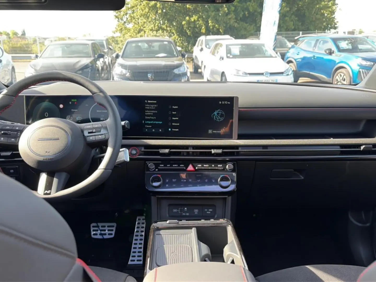 Vue intérieure avant du Hyundai Tucson gris shadow 2026, tableau de bord moderne avec écran tactile panoramique.