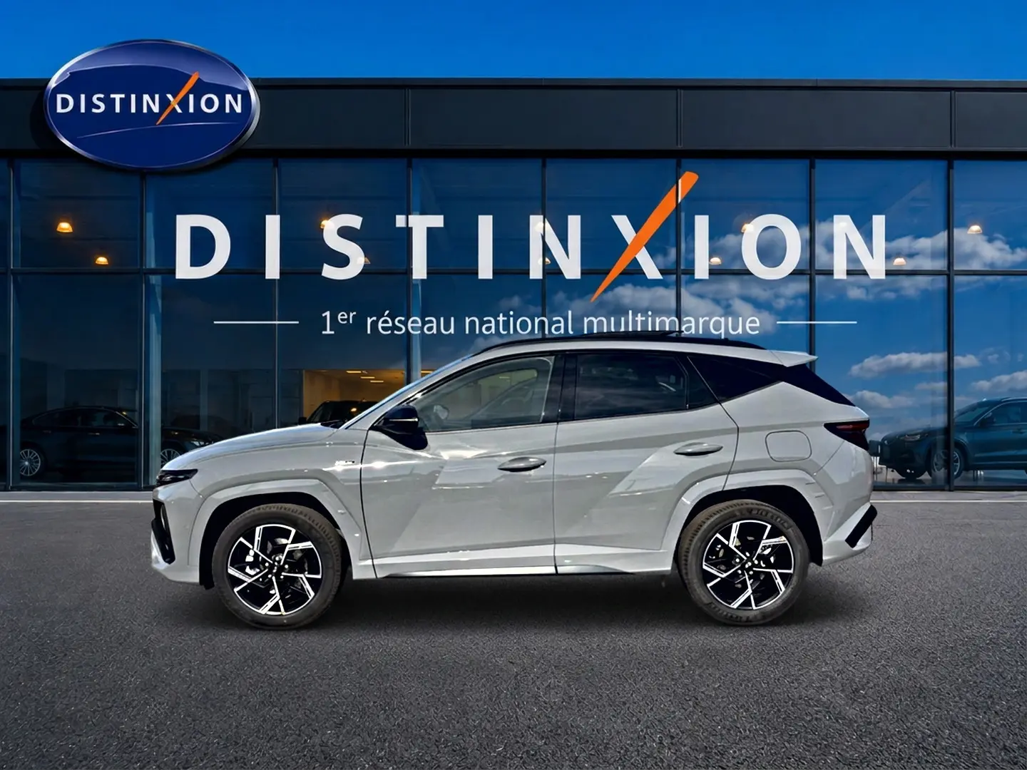 Hyundai Tucson 2026 gris shadow en profil côté gauche, avec jantes alliage et toit noir contrasté.
