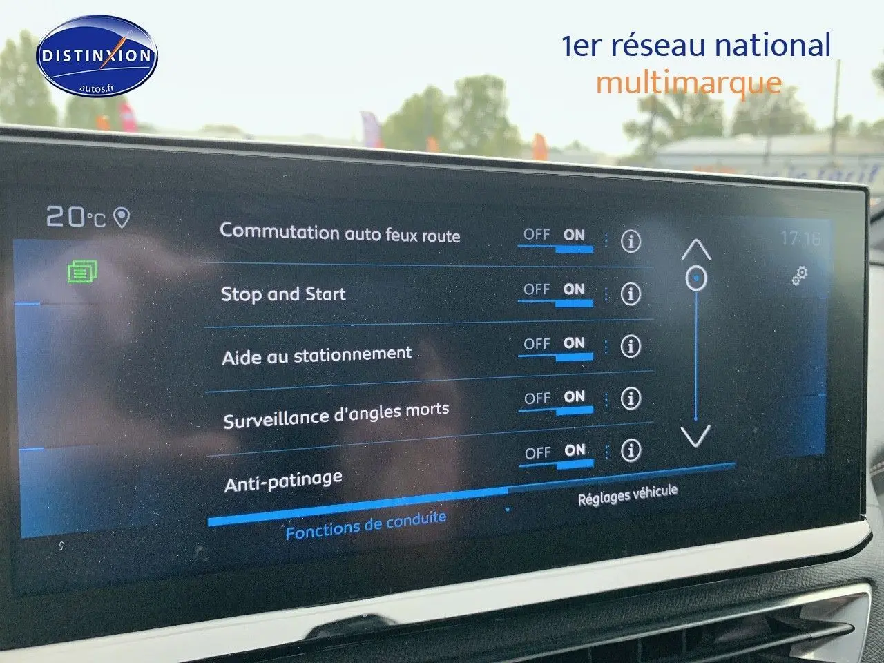 Écran tactile intérieur du Peugeot 3008 gris platinium, affichant les options d'aide à la conduite activées.