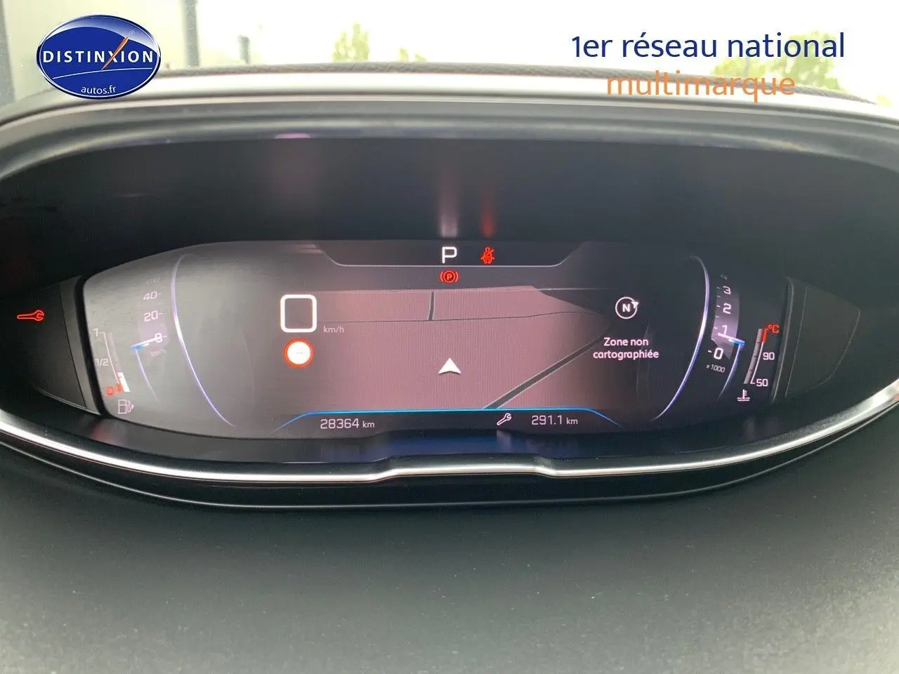 Tableau de bord numérique du Peugeot 3008 Diesel 2021 affichant la navigation et les indicateurs de vitesse et température.