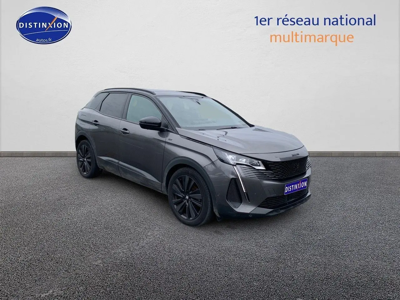 Peugeot 3008 gris platinium métal en 3/4 avant droit, avec jantes noires et calandre distinctive GT Black Pack.