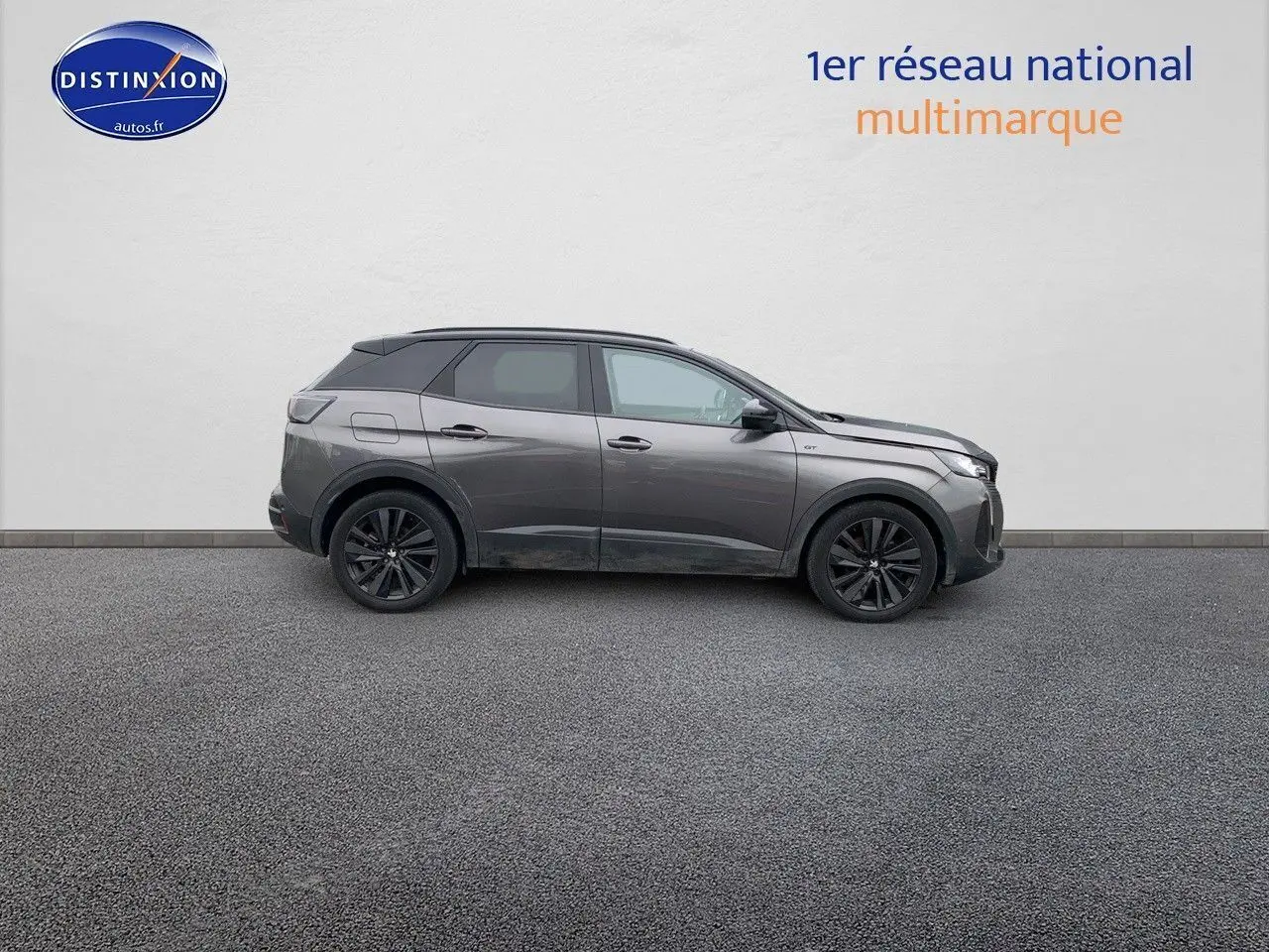 Profil droit du Peugeot 3008 gris platinium métal avec jantes noires et toit noir contrasté, version GT Black Pack 2021.