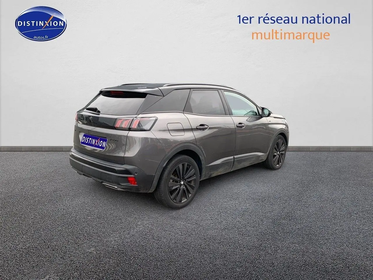 Peugeot 3008 gris platinium métal en 3/4 arrière droit, avec jantes noires et toit noir contrasté.