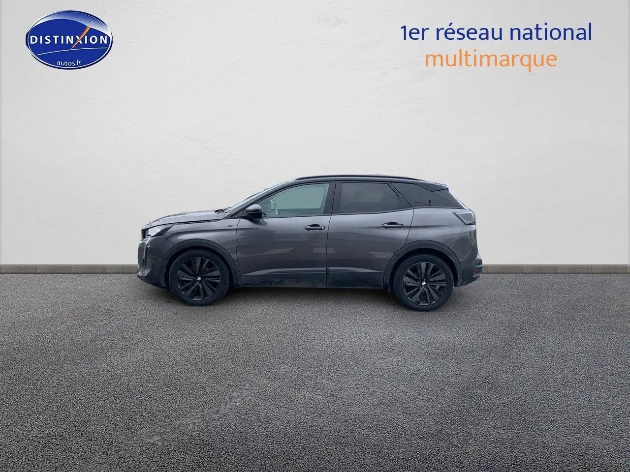 Peugeot 3008 gris platinium métal vu de profil côté gauche, toit noir et jantes noires distinctives.