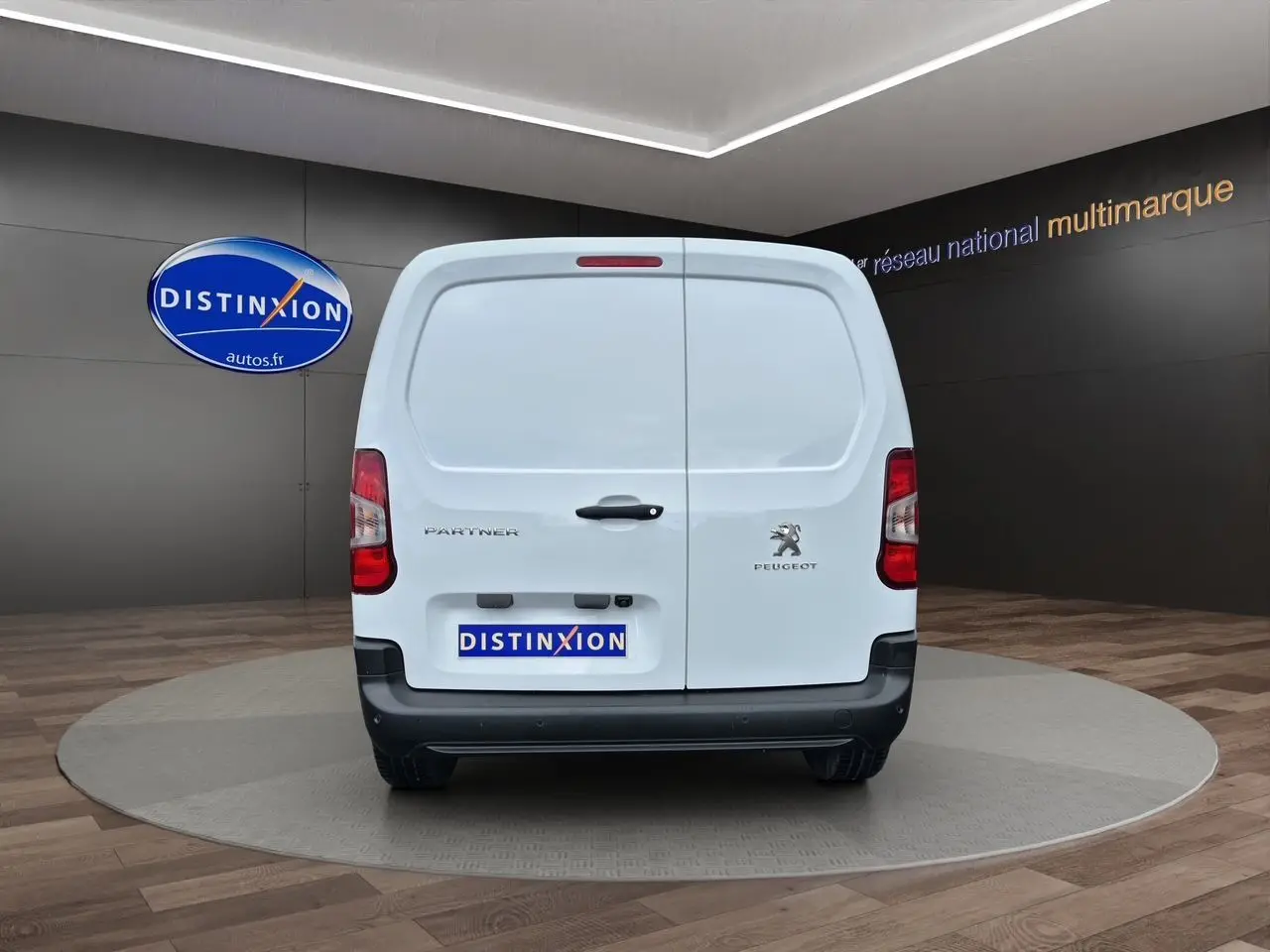 Vue arrière d'un Peugeot Partner blanc 2022, version 1000KG BlueHDi 100 Premium, portes battantes fermées.