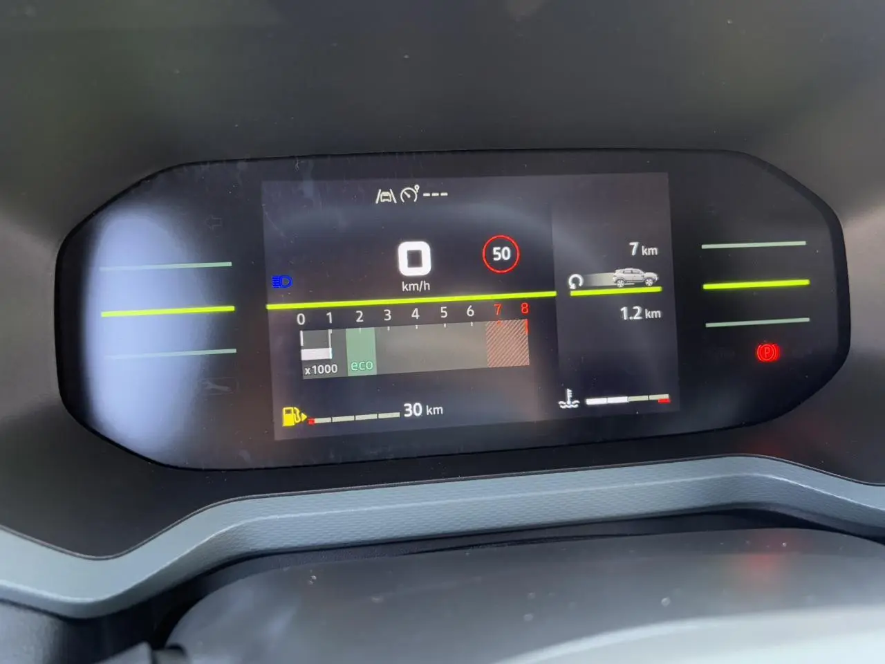 Tableau de bord digital 7 pouces du Dacia Duster 2025 affichant la vitesse, la consommation et les alertes.