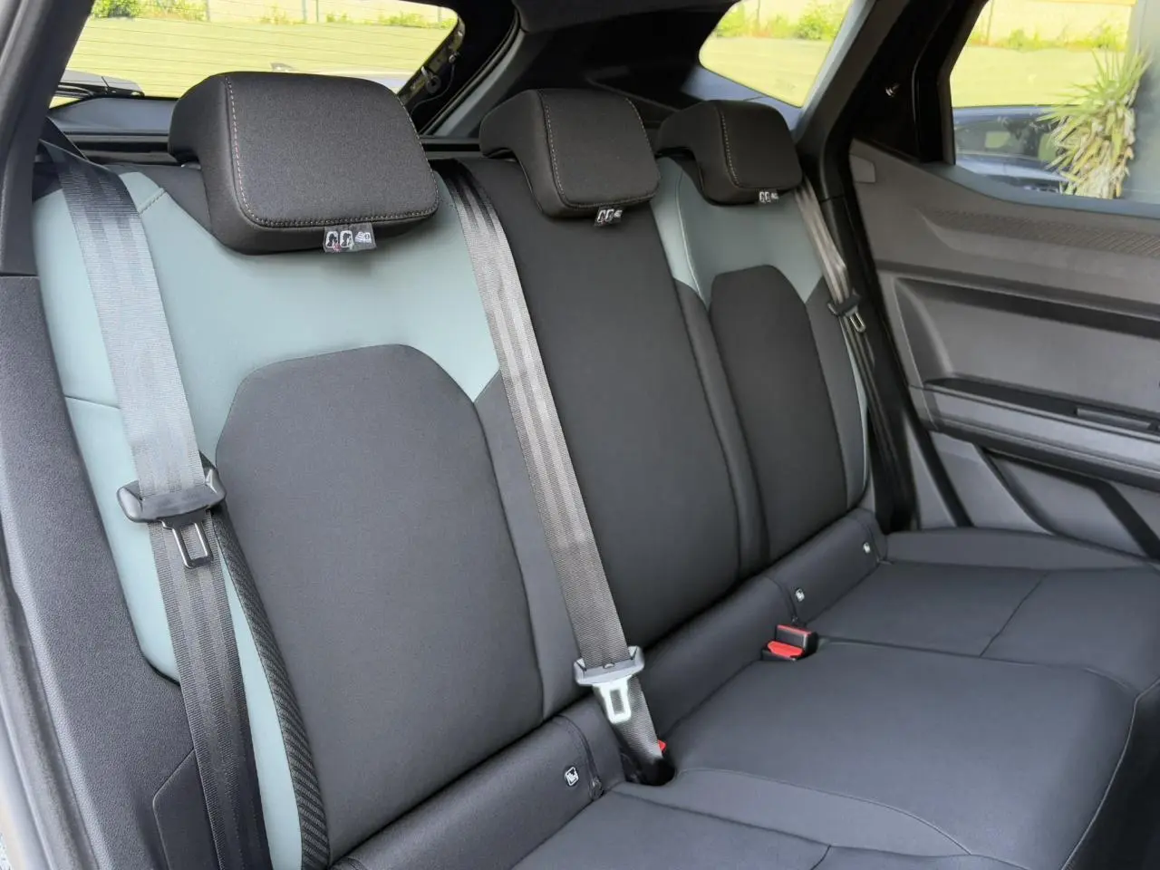 Vue intérieure sur la banquette arrière du Dacia Duster 2025, sellerie TEP MicroCloud bicolore gris et noir.