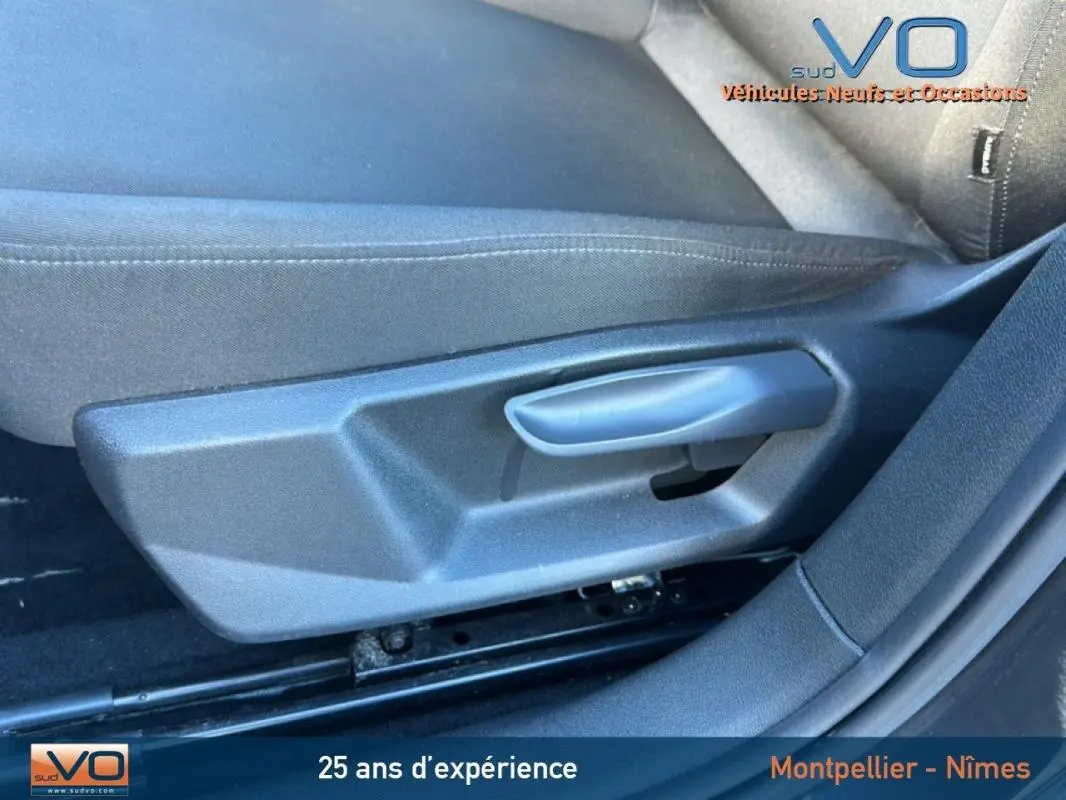 Gros plan sur la manette de réglage du siège avant en tissu gris foncé de l'Audi A1 Sportback 30 TFSI 2020.