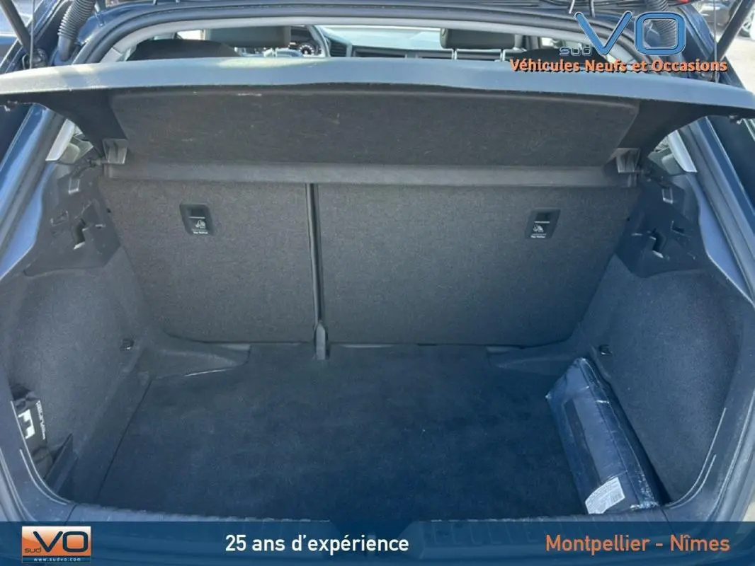 Coffre spacieux ouvert de l'Audi A1 Sportback gris foncé, vue arrière montrant l'espace de chargement vide.