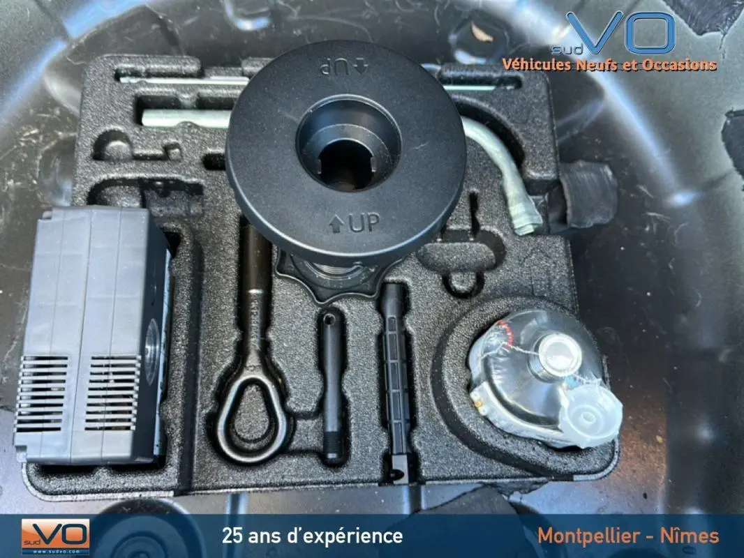 Vue rapprochée de l'outillage de bord dans le coffre d'une Audi A1 Sportback gris foncé 2020.