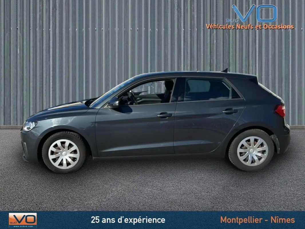 Profil côté gauche d'une Audi A1 Sportback gris foncé de 2020, compacte et élégante sur fond neutre.