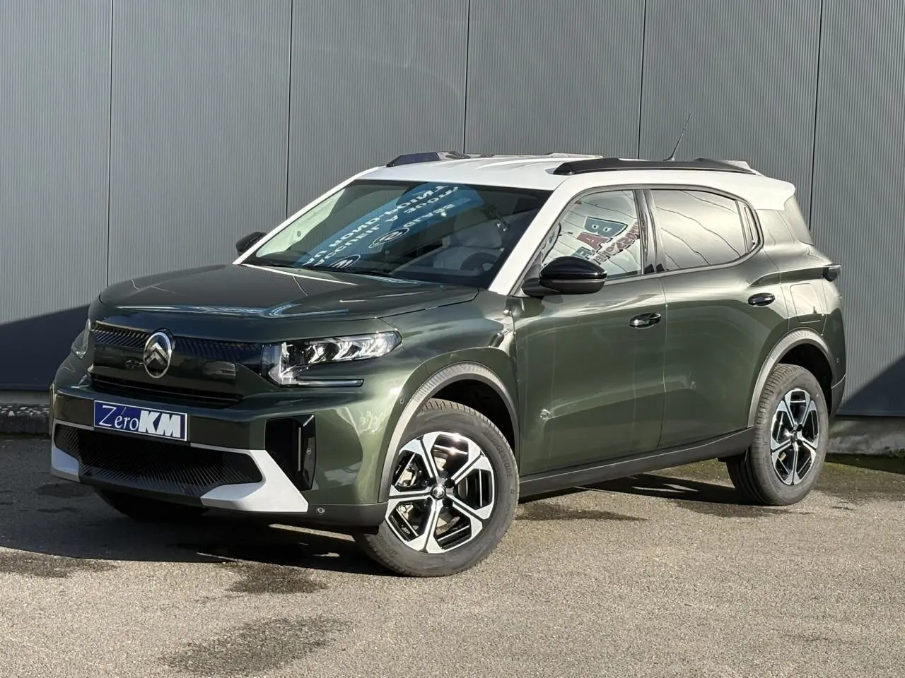 Vue 3/4 avant du Citroën C3 Aircross 2025 vert Montana avec toit blanc et jantes alliage 17 pouces Aragonite.