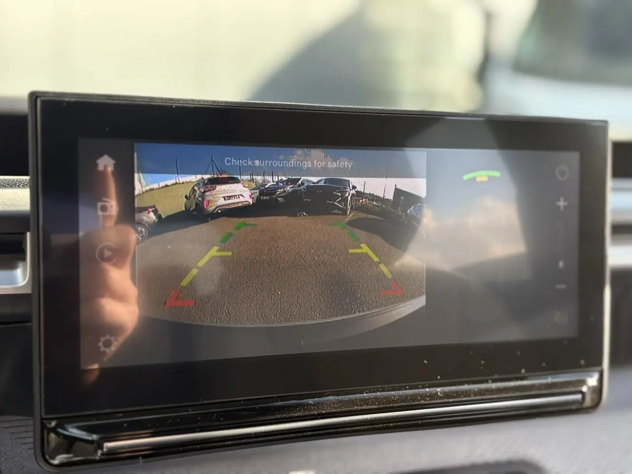 Écran tactile intérieur montrant la caméra de recul du Citroën C3 Aircross Hybrid 145 en configuration 7 places.