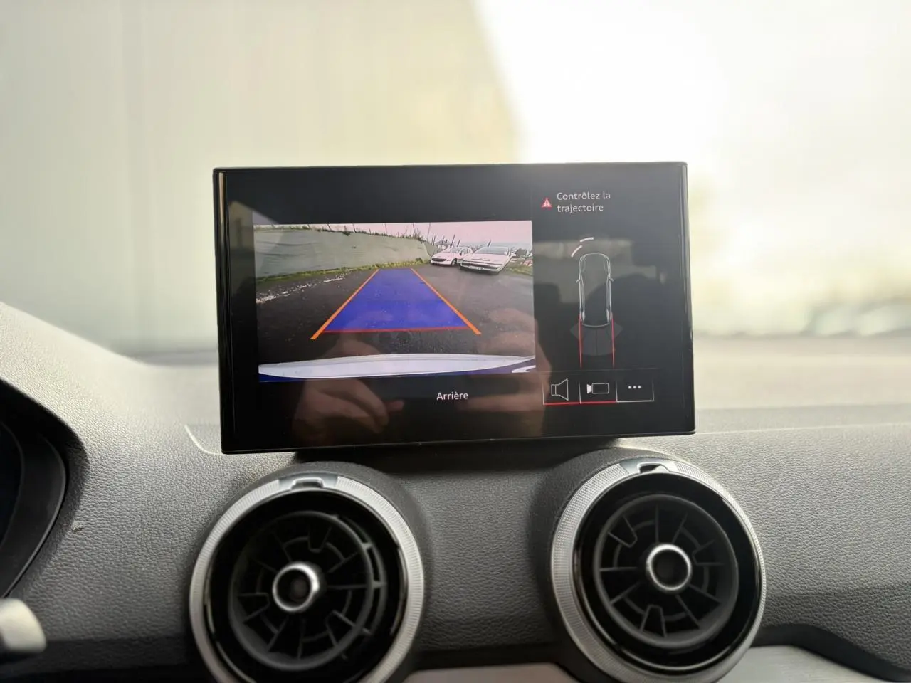 Écran central montrant la caméra de recul de l'Audi Q2 35 TDI S-Line avec vue arrière et guidage de trajectoire.