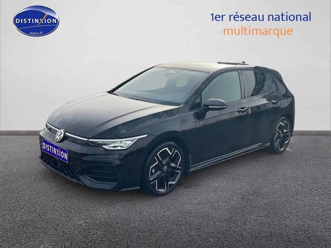 Volkswagen Golf 1.5 etsi evo2 noire vue 3/4 avant avec jantes alu et phares LED allumés.