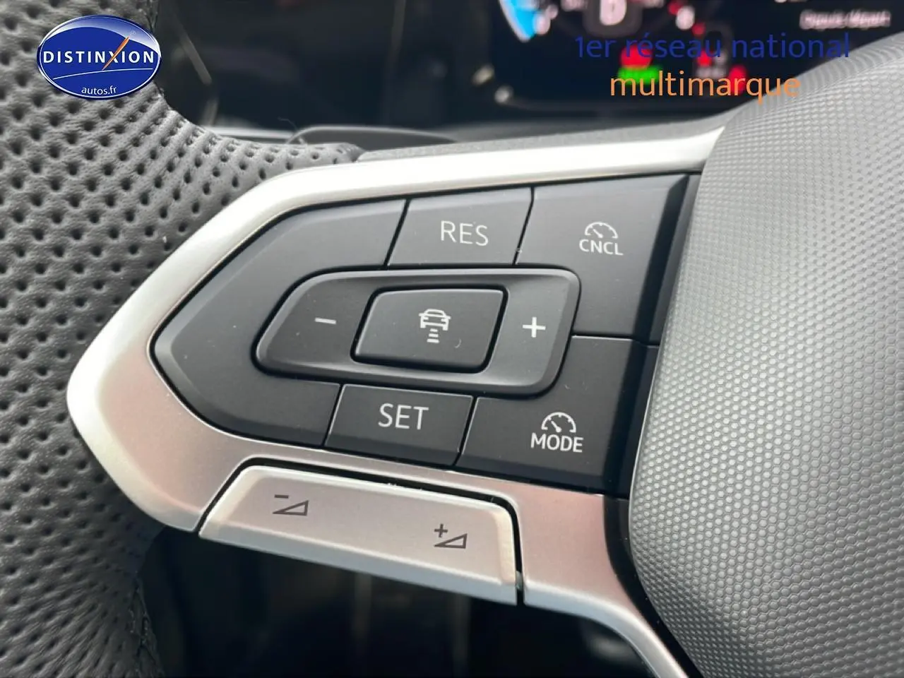 Gros plan sur les commandes multifonctions du volant cuir noir d’une Volkswagen Golf 1.5 eTSI R-Line 2026.