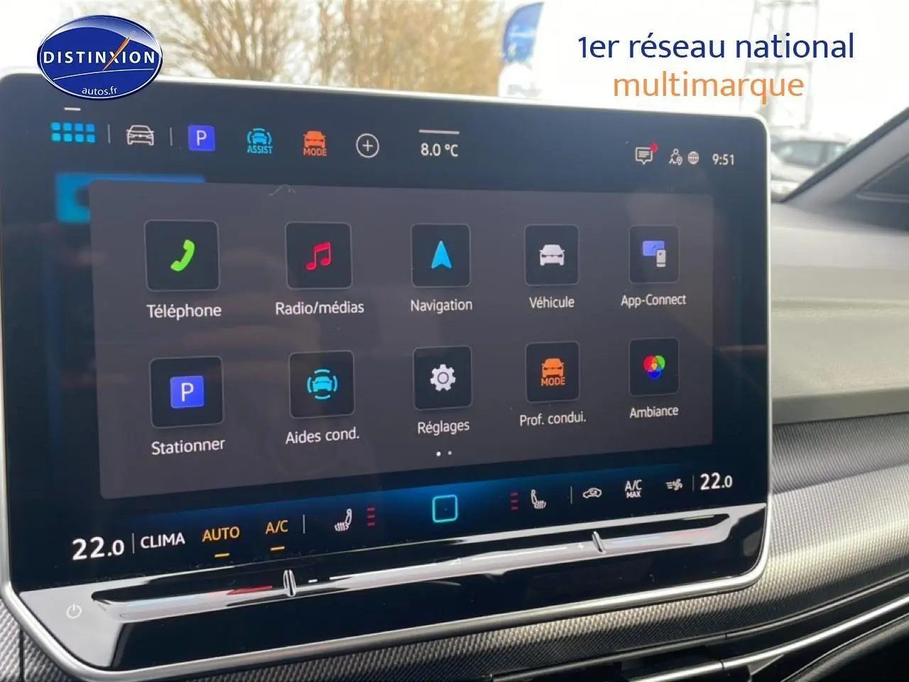 Vue intérieure de la Volkswagen Golf 2026, écran tactile multifonction avec commandes climatisation et navigation visibles.