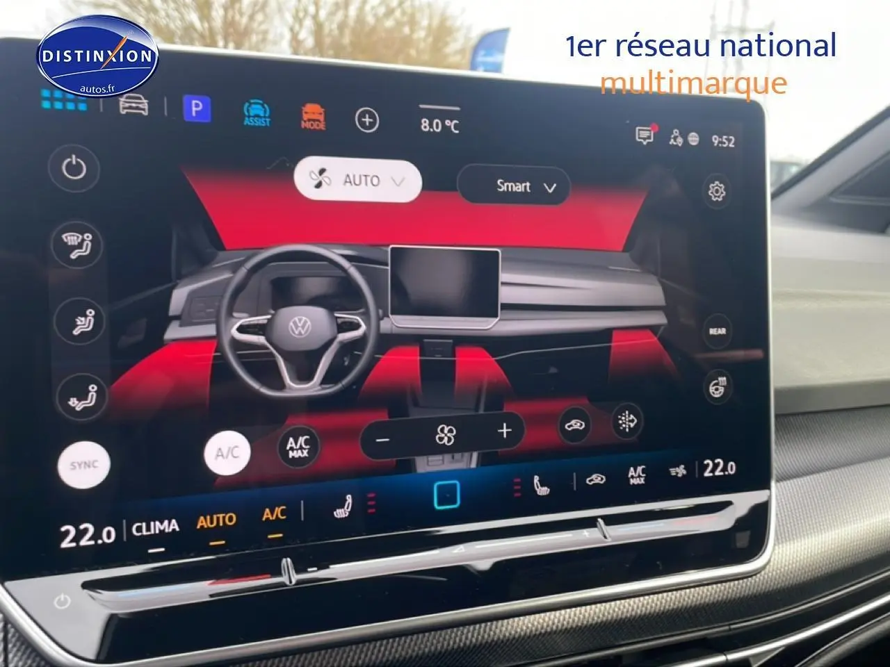 Écran tactile central affichant l'interface de climatisation et tableau de bord de la Volkswagen Golf noire 2026.
