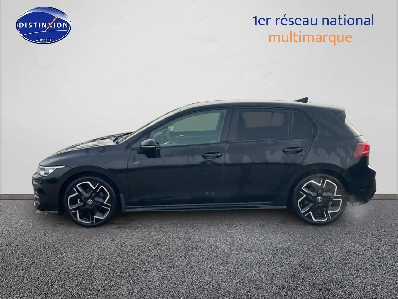 Volkswagen Golf 1.5 eTSI R-Line noire vue de profil côté gauche avec jantes alu 18 pouces distinctives.