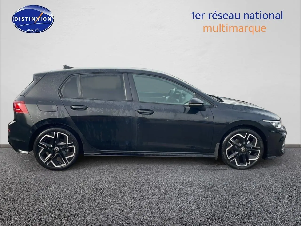 Profil gauche d'une Volkswagen Golf noire 2026 R-Line avec jantes alu distinctives sur fond neutre.