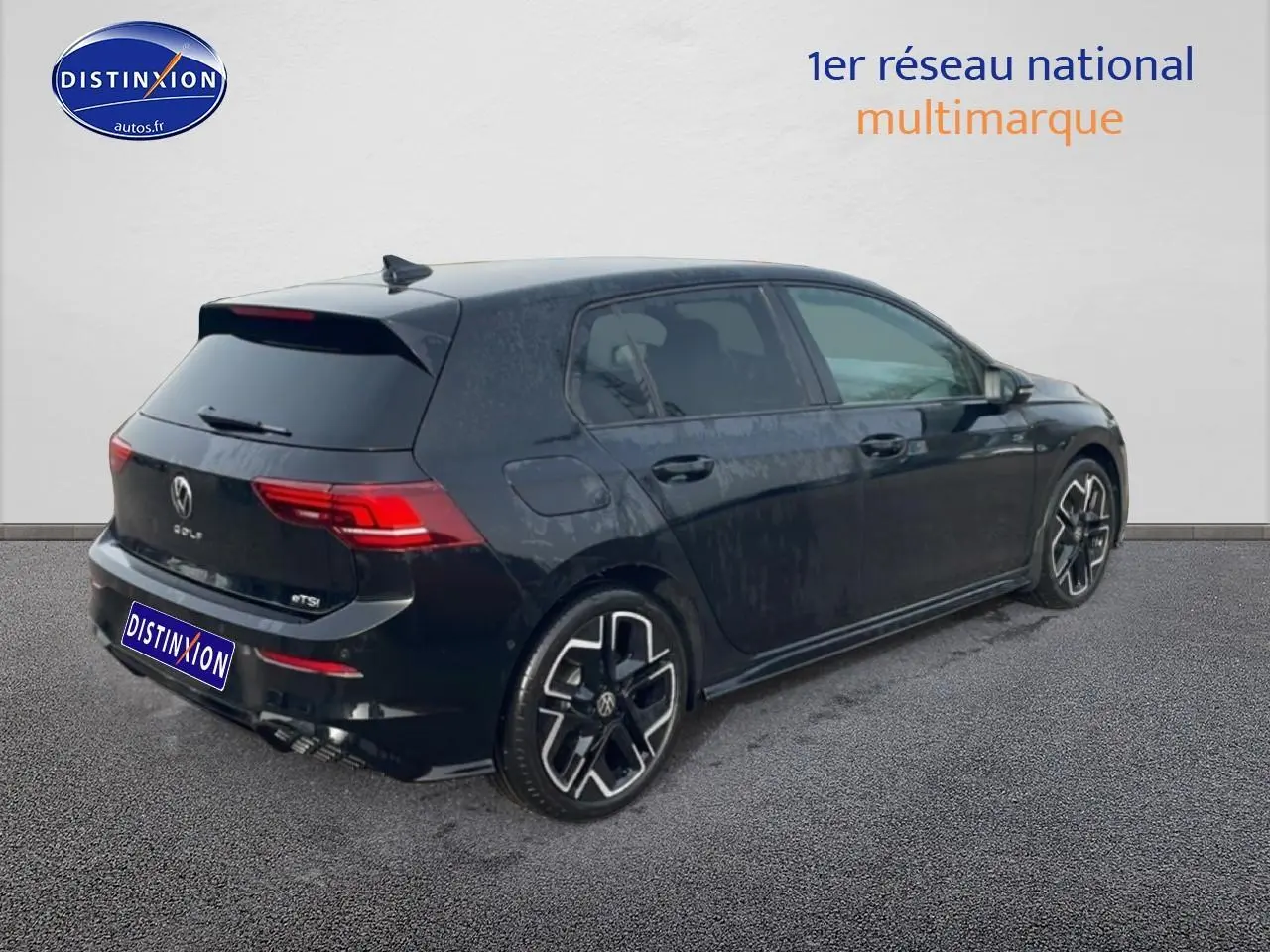 Volkswagen Golf 1.5 etsi evo2 150 R-Line noire vue 3/4 arrière droit avec jantes alu distinctives.