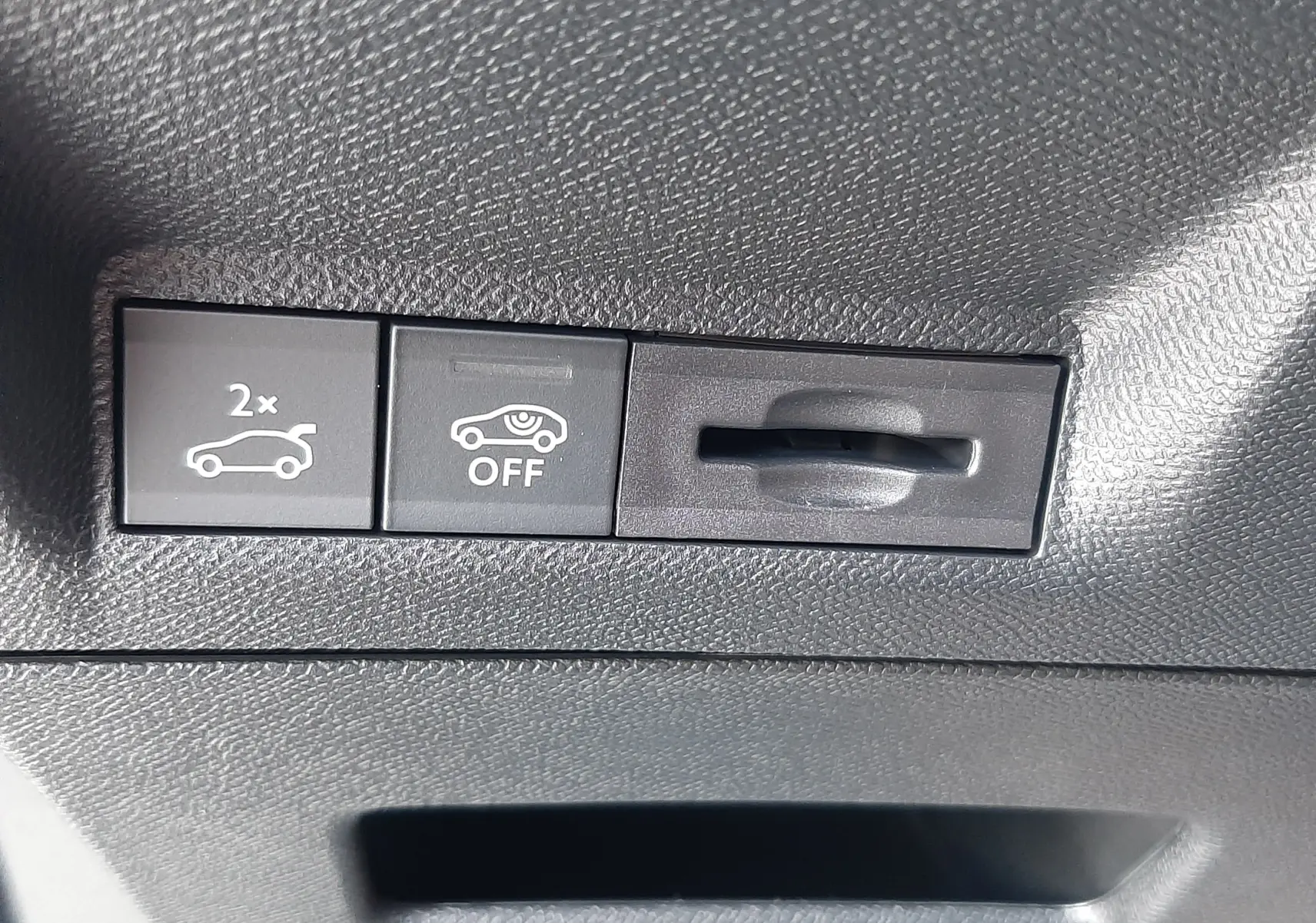 Détail intérieur montrant les boutons de commande du hayon et de l'assistance à la conduite sur PEUGEOT 3008 gris titane.