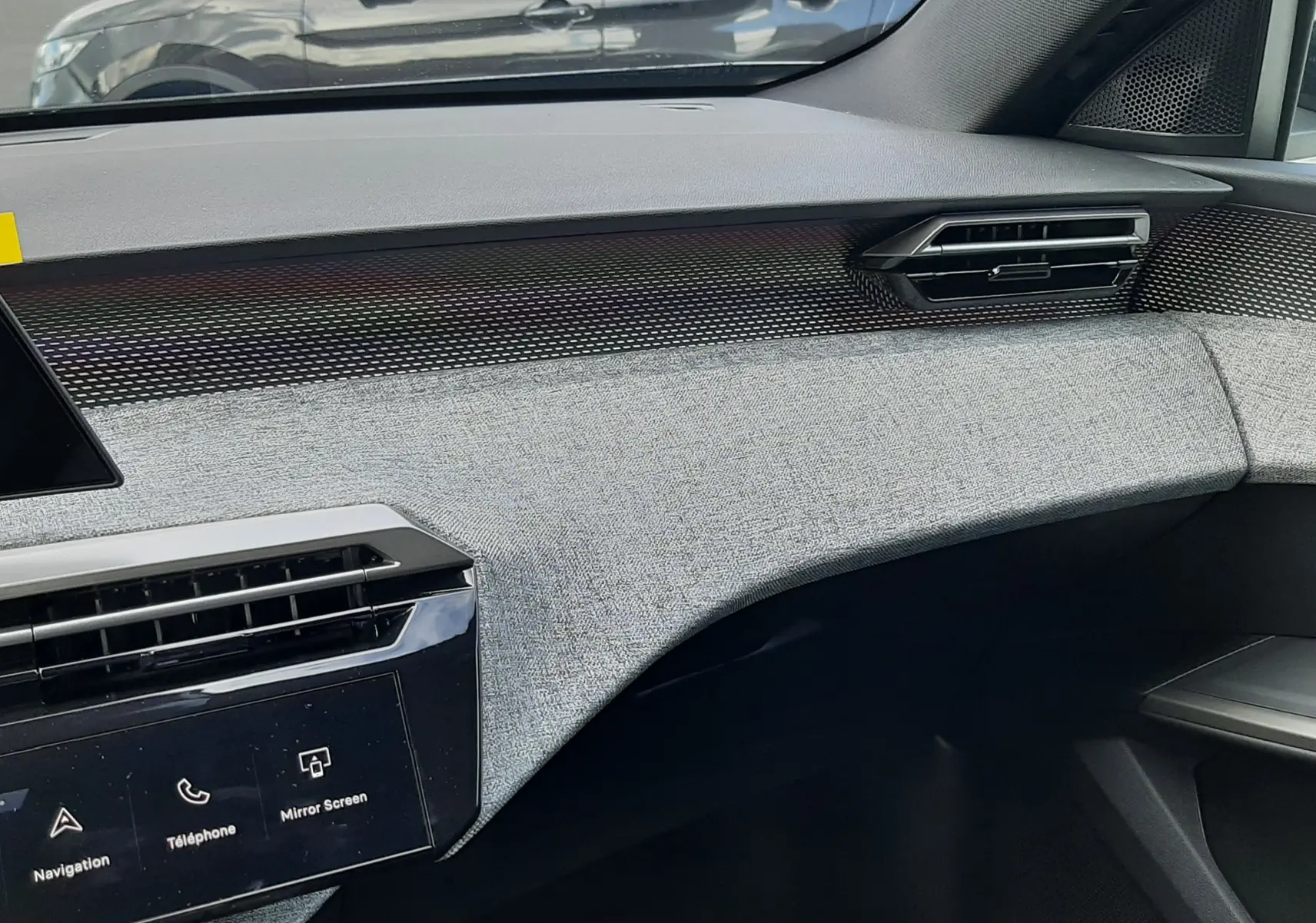 Vue latérale droite extérieure d'un Peugeot 3008 gris titane avec vitrage teinté et rétroviseur noir.