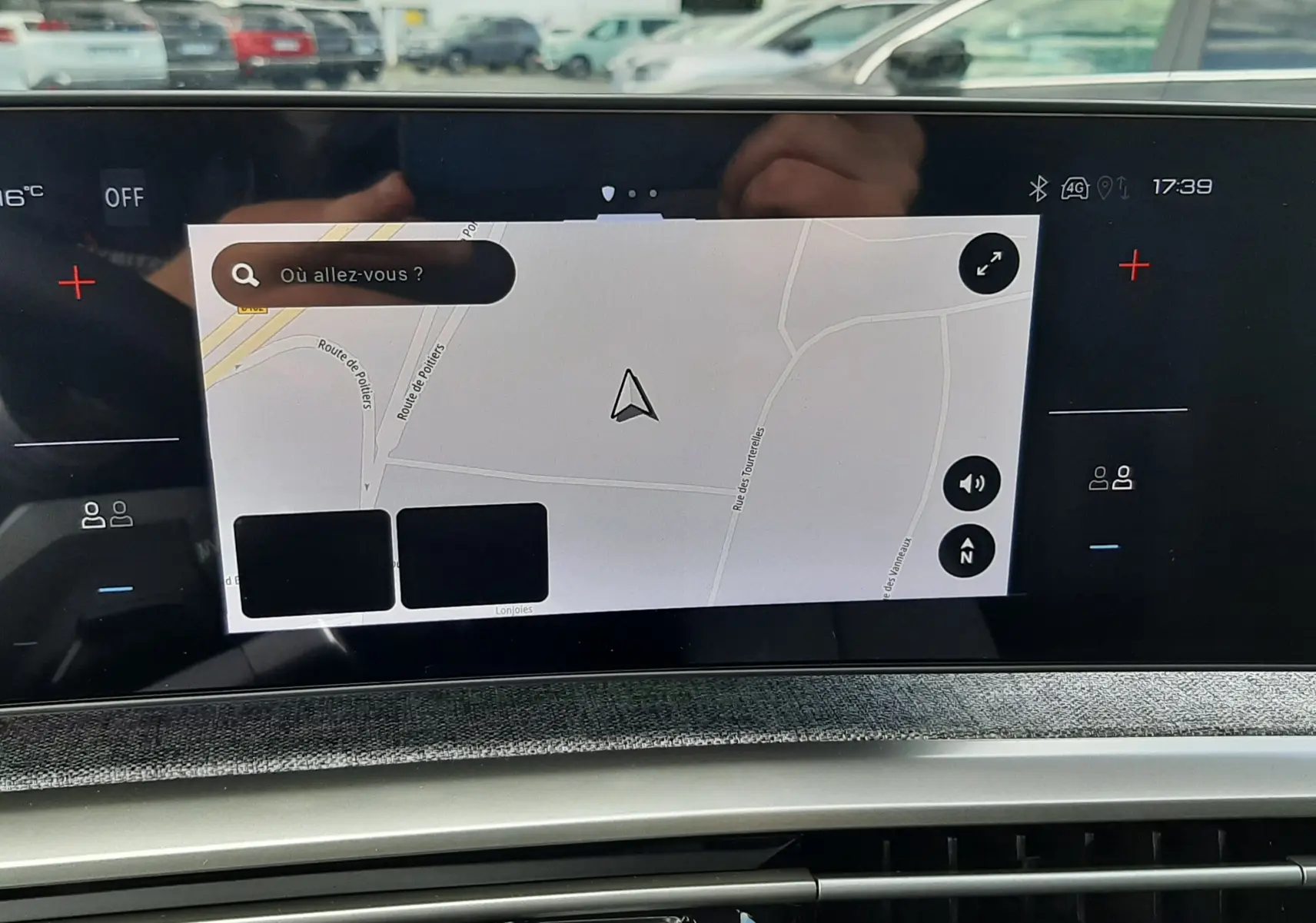 Vue intérieure du tableau de bord du Peugeot 3008 gris titane 2026, écran tactile avec navigation et bouton start/stop visible.