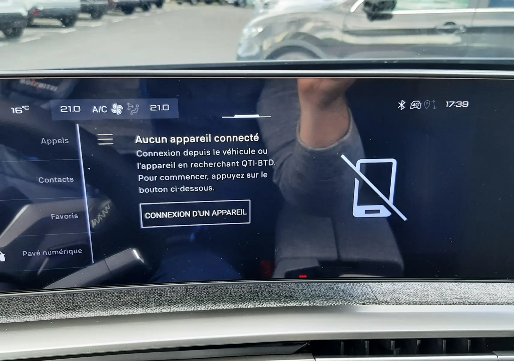 Vue intérieure du tableau de bord du Peugeot 3008 gris titane, avec écran tactile central affichant la connexion Bluetooth inactive.