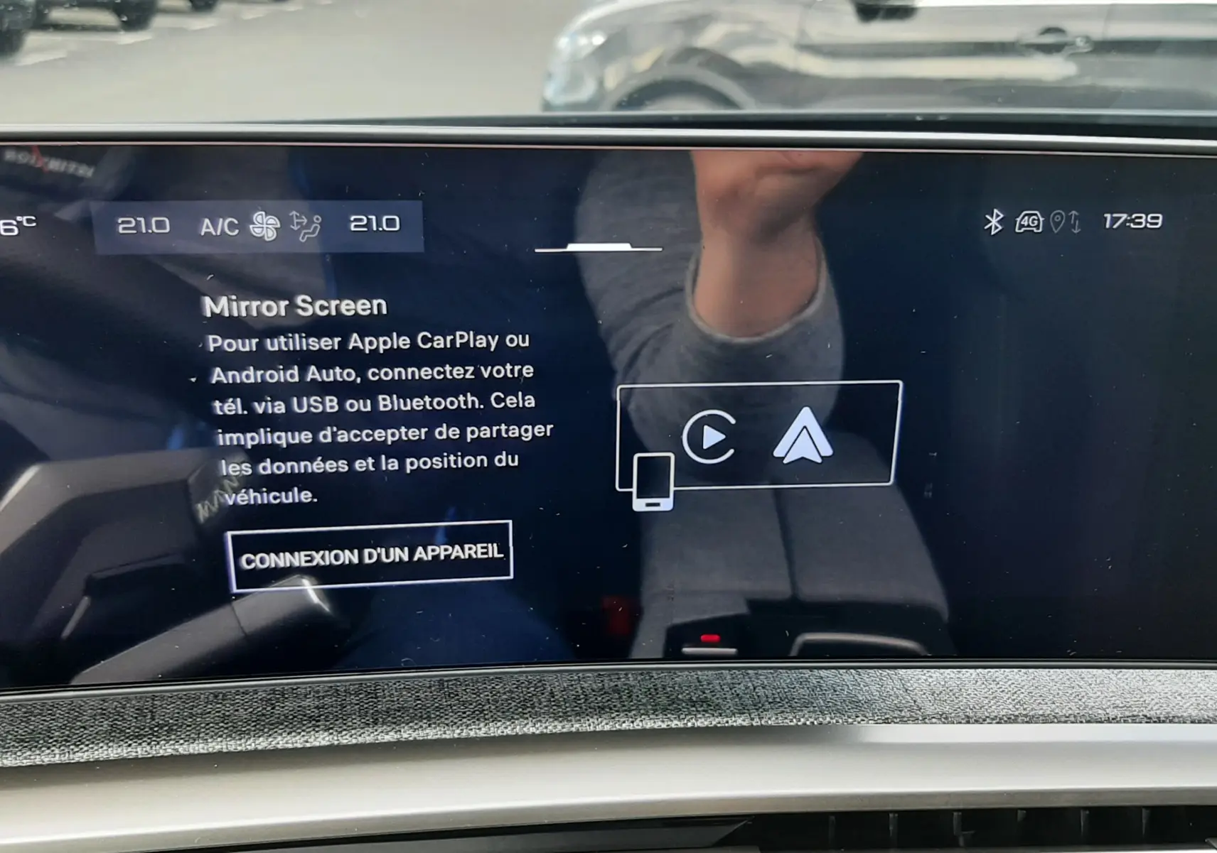 Vue intérieure du tableau de bord du Peugeot 3008 hybride 2026 avec écran tactile affichant la connexion Mirror Screen.