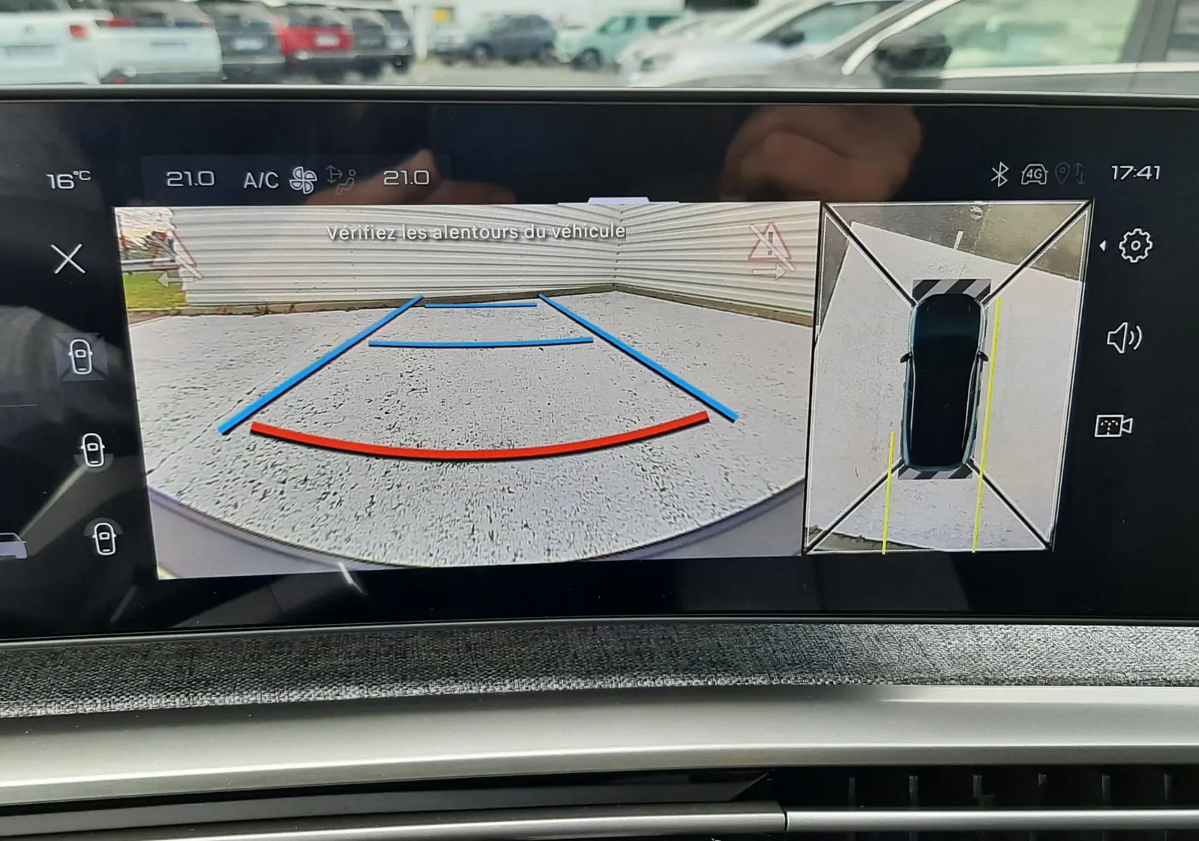 Affichage de la caméra de recul et vue 360° sur l'écran du Peugeot 3008 gris titane, avec commandes de boîte auto visibles.