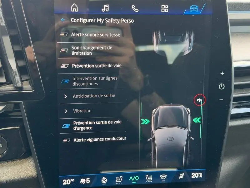 Écran tactile intérieur montrant les options d'aide à la conduite du Renault Rafale noir étoilé, vue de face.
