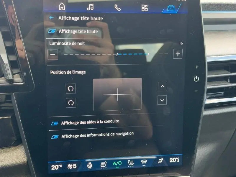 Vue rapprochée de l'écran tactile intérieur du Renault Rafale 2025 noir étoilé, affichant les réglages d'affichage tête haute.