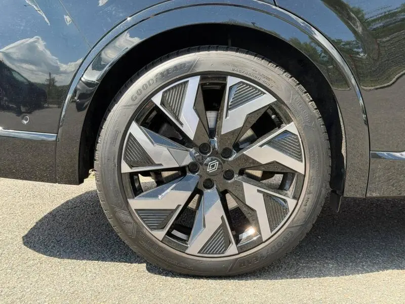 Gros plan sur la roue avant droite noire étoilé métallisé de la Renault Rafale 1.2 E-Tech avec jante alu au design géométrique.