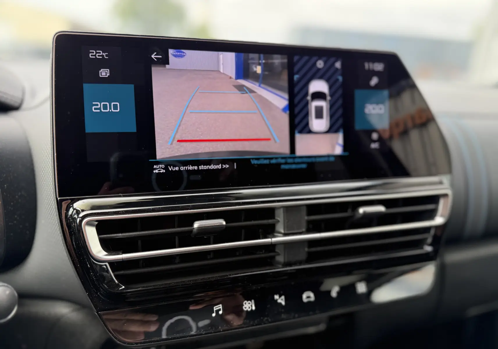 Vue intérieure avant du tableau de bord noir du Citroën C5 Aircross 1.5 HDi avec écran tactile et volant multifonction.
