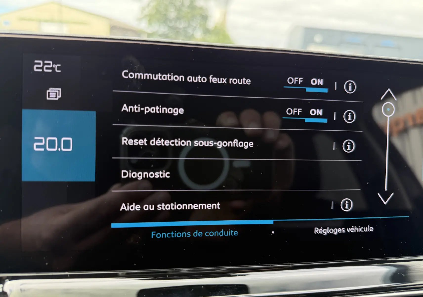 Écran tactile intérieur du Citroën C5 Aircross 1.5 HDi 130 noir Perla montrant la caméra de recul et la climatisation à 20°C.