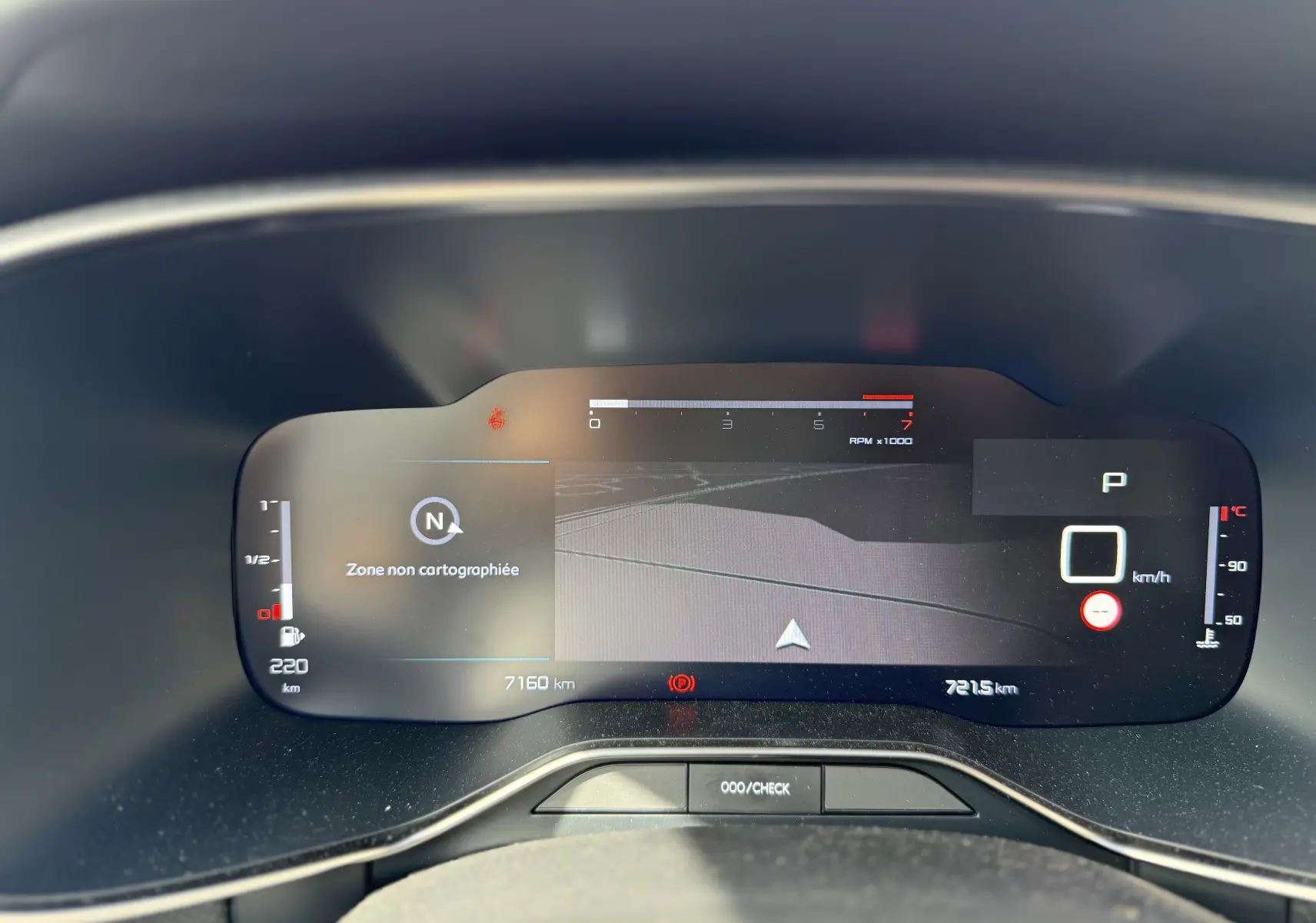 Gros plan sur la jante noire et argentée du Citroën C5 Aircross 2025 Noir Perla avec pneu Michelin e.PRIMACY.