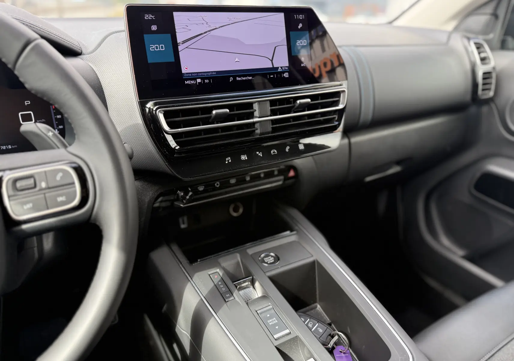 Tableau de bord numérique de Citroën C5 Aircross 1.5 HDi 130, affichage de navigation et compte-tours, intérieur noir.
