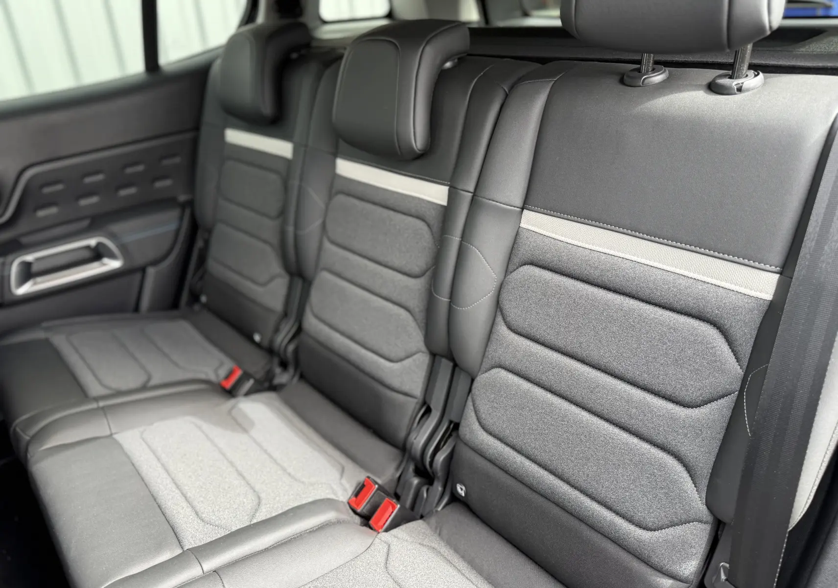 Vue intérieure rapprochée des sièges avant en tissu et cuir gris du Citroën C5 Aircross 1.5 HDi 130 EAT8 Max.