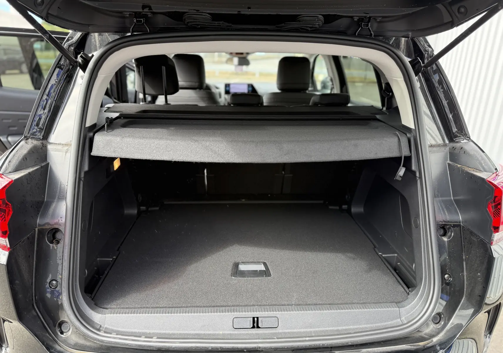 Vue intérieure des sièges arrière en cuir noir et tissu gris du Citroën C5 Aircross 1.5 HDi 130 EAT8 MAX, 2025.