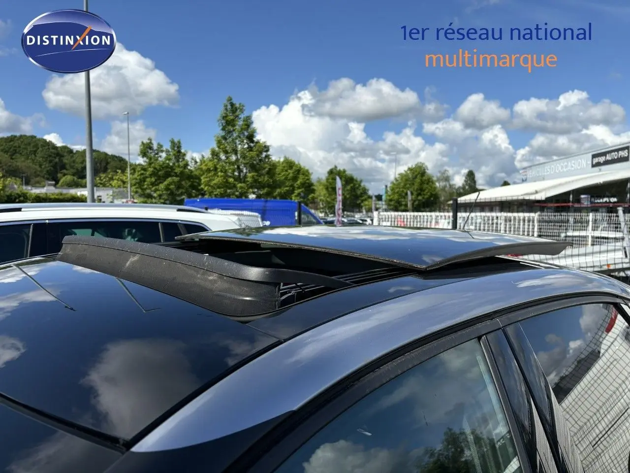 Toit ouvrant ouvert sur une Citroën C4 PureTech 130 Shine gris Artense, vue de côté droit en extérieur.