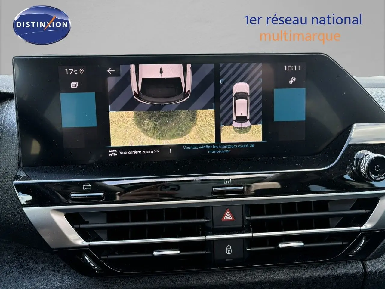 Vue rapprochée de l'écran tactile central affichant la caméra de recul de la Citroën C4 Gris Artense 2022.